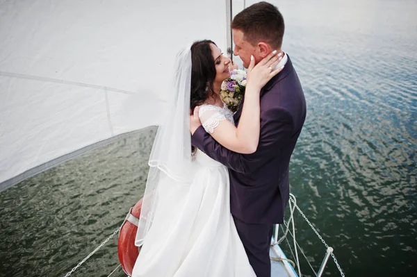 Evlilik çift küçük yelkenli, aşık gölde yat.