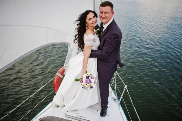 Bruidspaar in liefde op het kleine zeilboot jacht op lake. — Stockfoto