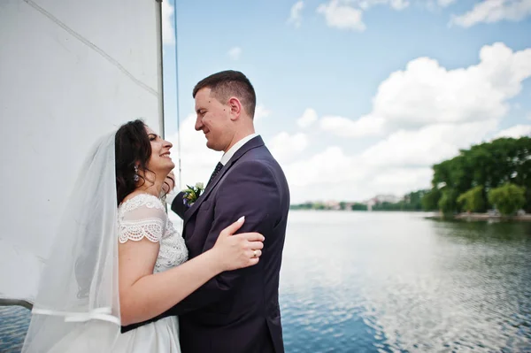 Hochzeitspaar verliebt auf kleiner Segelboot-Jacht am See. — Stockfoto