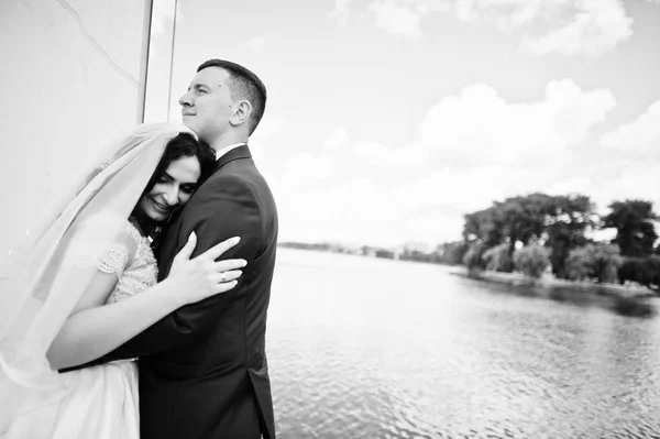 Casamento casal apaixonado em iate pequeno veleiro no lago. Preto e... — Fotografia de Stock