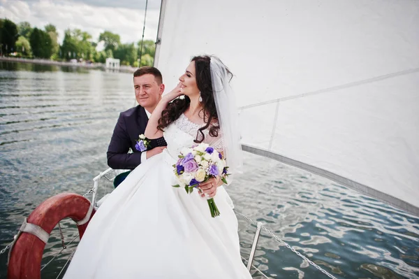 湖でヨットの彼は小さなヨットで愛の結婚式のカップル. — ストック写真