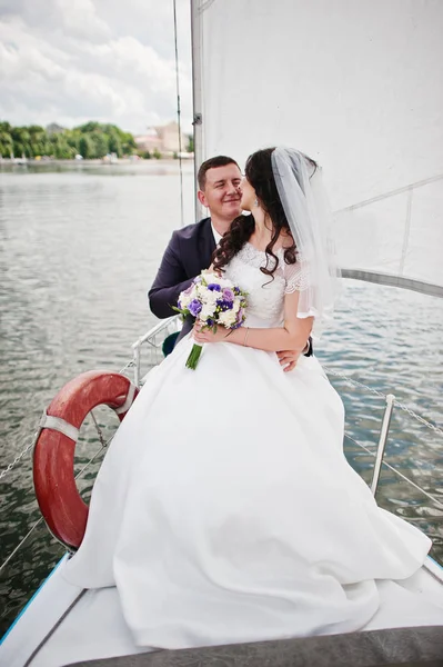 Wedding couple in love at small sailboat yacht on lake. — Stock Photo, Image