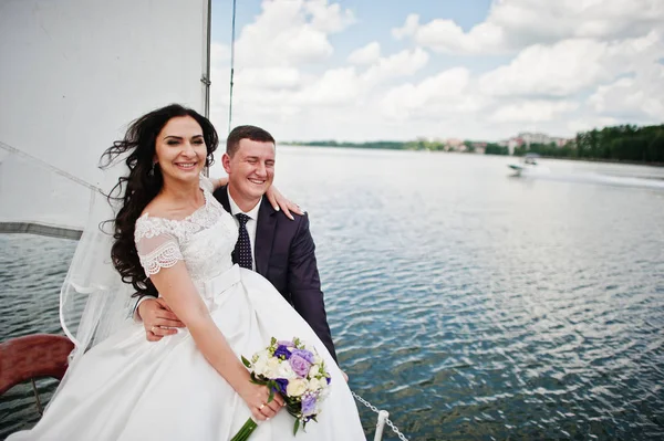 Boda pareja enamorada en pequeño velero yate en el lago . — Foto de Stock