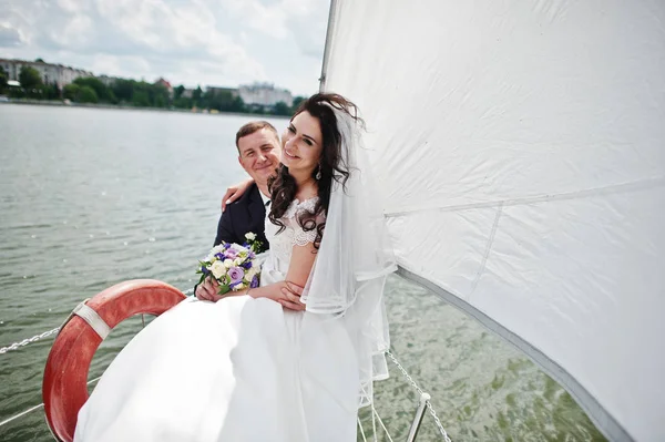 Couple amoureux au petit voilier yacht sur le lac . — Photo