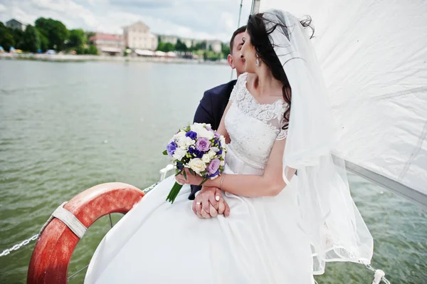 Esküvő a pár a szerelem, a kis vitorlás jacht-tó. — Stock Fotó