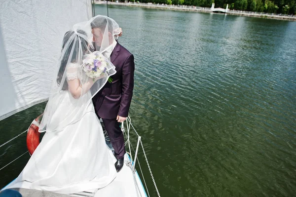 Casamento casal apaixonado em pequeno iate veleiro no lago . — Fotografia de Stock