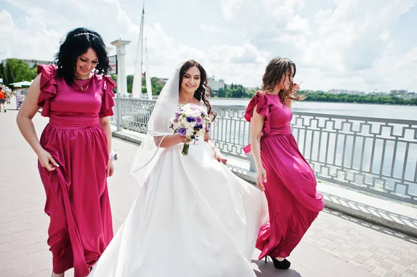 Mariée marche et s'amuser avec de charmantes demoiselles d'honneur sur rose d — Photo