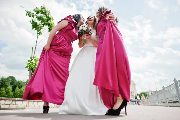 Mariée marche et s'amuser avec de charmantes demoiselles d'honneur sur rose d — Photo