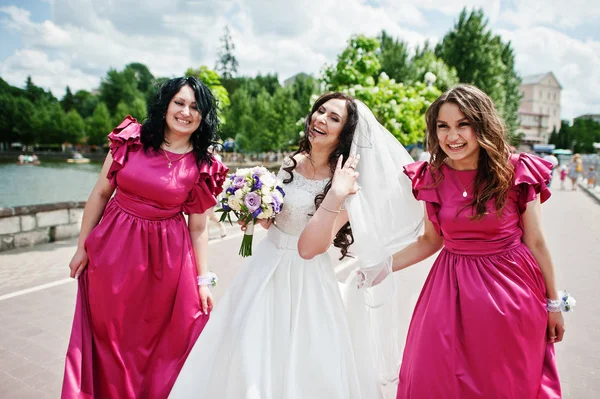 Noiva andando e se divertindo com damas de honra encantadoras em rosa d — Fotografia de Stock