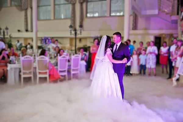 Impressionante primeira dança de casamento com fumaça e rosa luzes roxas . — Fotografia de Stock