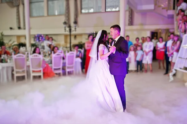 Impressionante prima danza nuziale con fumo e rosa luci viola . — Foto Stock