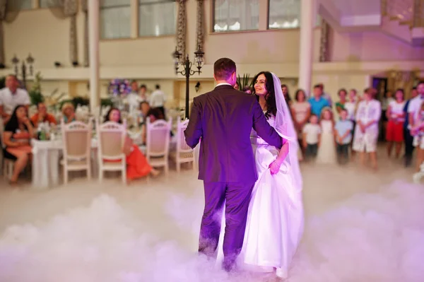 Impresionante primer baile de boda con humo y rosa luces púrpura . —  Fotos de Stock