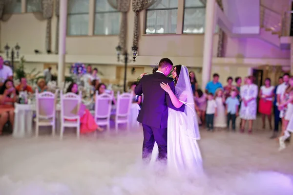 Impressionante primeira dança de casamento com fumaça e rosa luzes roxas . — Fotografia de Stock