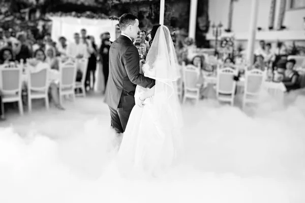 멋진 첫 결혼식 연기와 장미 보라색 조명으로 춤을. B — 스톡 사진