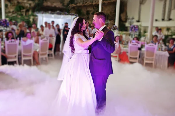 最初の結婚式を素晴れらしい踊り煙とバラの紫灯. — ストック写真