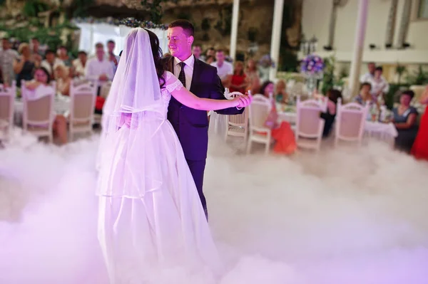 Awesome first wedding dance with smoke and rose purple lights. — Stock Photo, Image