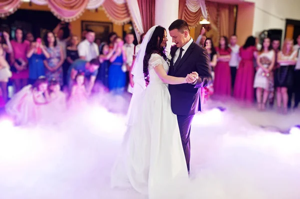 Impressionante primeira dança de casamento com fumaça e rosa luzes roxas . — Fotografia de Stock