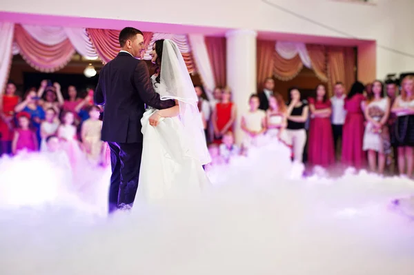 Потрясающий первый свадебный танец с дымом и розовыми фиолетовыми огнями . — стоковое фото