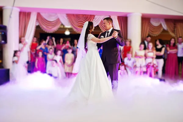 Impressionante primeira dança de casamento com fumaça e rosa luzes roxas . — Fotografia de Stock