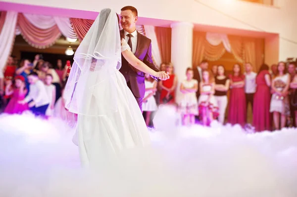 Impressionante prima danza nuziale con fumo e rosa luci viola . — Foto Stock