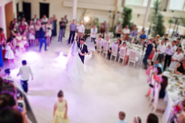 Impressionnant première danse de mariage avec de la fumée et des lumières violettes roses . — Photo