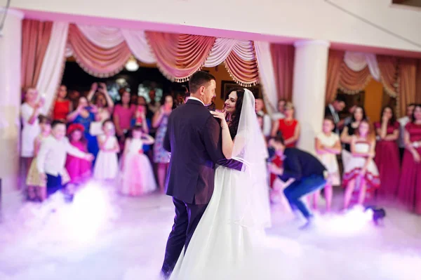 Impressionante primeira dança de casamento com fumaça e rosa luzes roxas . — Fotografia de Stock