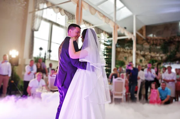 Awesome eerste huwelijk dans met rook en roze paars lichten. — Stockfoto