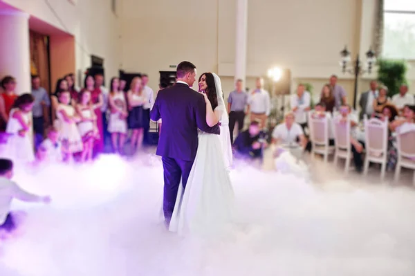 Awesome första bröllop Dans med rök och ros lila ljus. — Stockfoto