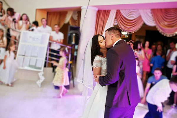 Impressionante primeira dança de casamento com fumaça e rosa luzes roxas . — Fotografia de Stock