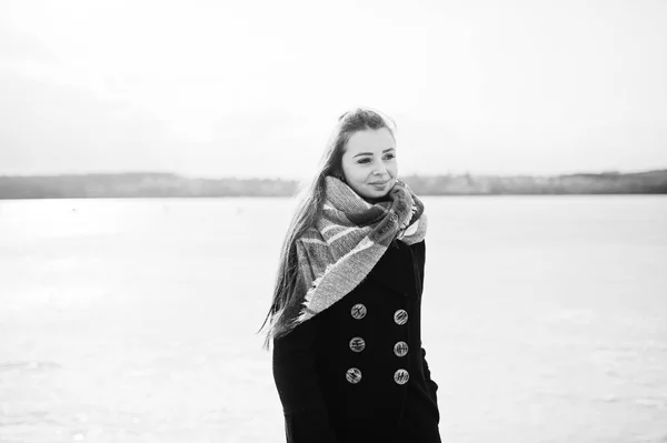 Casual menina de casaco preto, cachecol e chapéu contra ri congelado — Fotografia de Stock