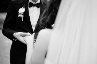 Açık yürüyüş düğün çift el ele.