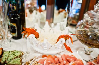 Düğün Resepsiyon Masa catering, kırmızı taze kerevit.