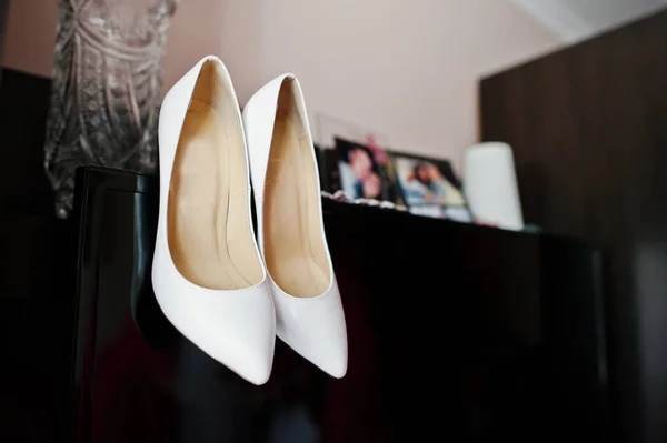 Zapatos de boda blancos de novia en armario negro . — Foto de Stock