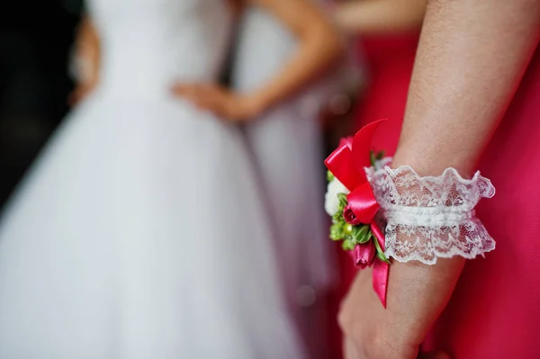 Pequeno buquê na mão de dama de honra no vestido de rosa no dia do casamento — Fotografia de Stock