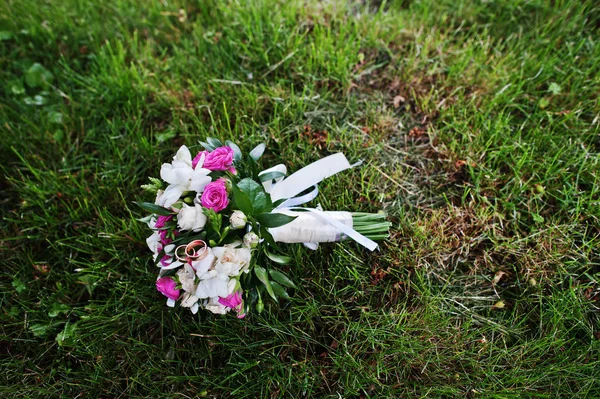 Tkliwość Bukiet ślubny z małe białe i różowe róże na gr — Zdjęcie stockowe
