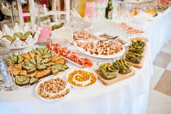 Diferentes aperitivos, pistachos con encurtidos en la boda de catering re —  Fotos de Stock