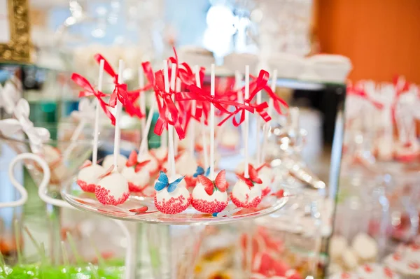 Dolci e cupcake diversi alla tavola di ricevimento di nozze di catering — Foto Stock