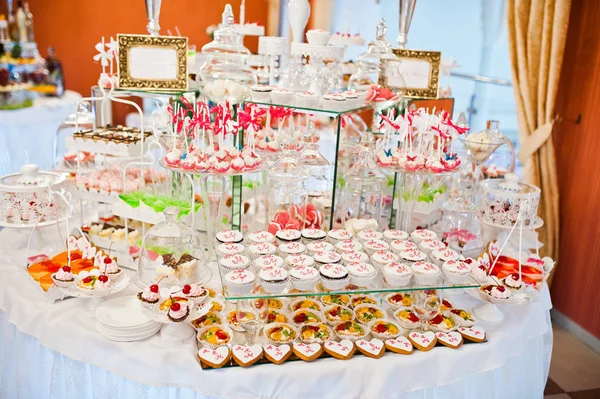 Différents bonbons et cupcakes à la table de réception de mariage de restauration — Photo