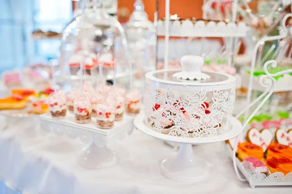Diferentes dulces y cupcakes en la mesa de recepción de la boda de catering — Foto de Stock
