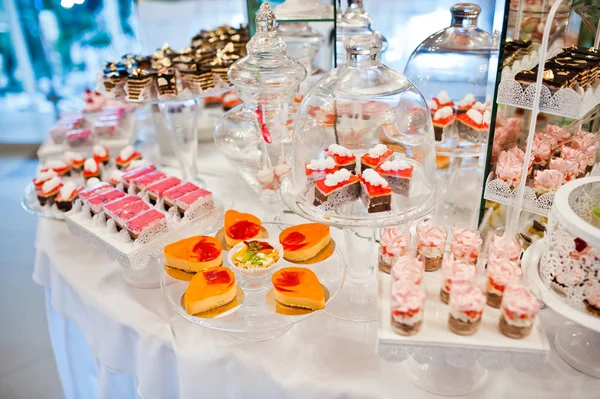 Dolci e cupcake diversi alla tavola di ricevimento di nozze di catering — Foto Stock