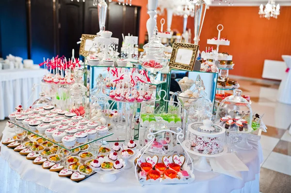 Diferentes dulces y cupcakes en la mesa de recepción de la boda de catering —  Fotos de Stock