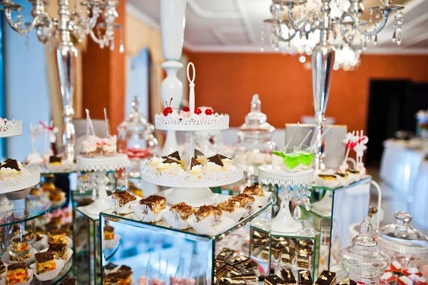 Annorlunda godis och cupcakes på catering bröllop mottagning tabl — Stockfoto