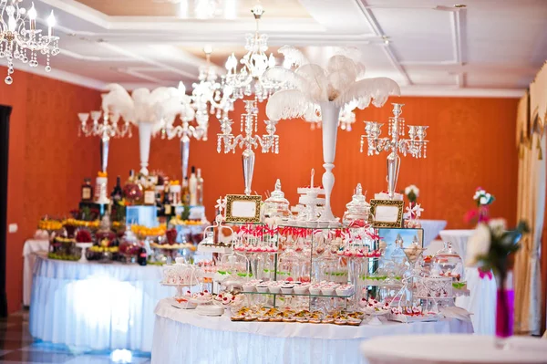 Table de réception de mariage d'élégance royale avec cuisine différente fo — Photo