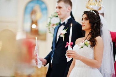 Kilise töreni genç şık düğün çifte.