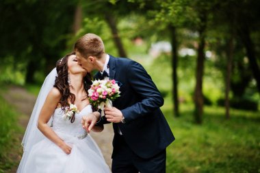 Genç şık Düğün çifti Park'ta aşık.