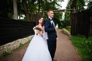 Genç şık Düğün çifti Park'ta aşık.