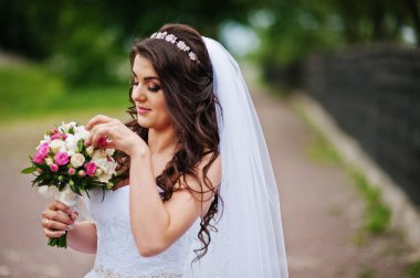 Büyüleyici esmer gelin buketi Park ile.