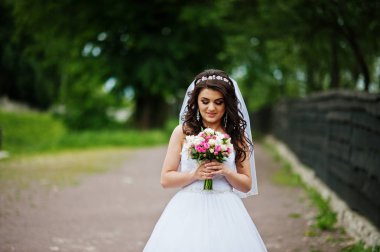 Büyüleyici esmer gelin buketi Park ile.