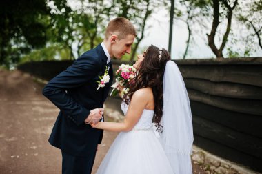 Genç şık Düğün çifti Park'ta aşık.