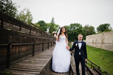 Şık damat ve geline düğün günü, ahşap Kürsü.